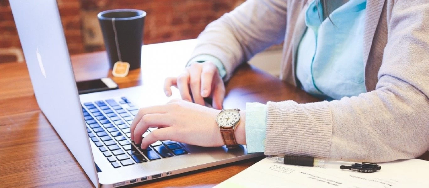 ΕΡΓΑΝΗ ΙΙ: Αλλάζουν όλα στα εργασιακά -Τι ισχύει για υπερωρίες, ηλεκτρονική κάρτα και ψηφιακό ωράριο